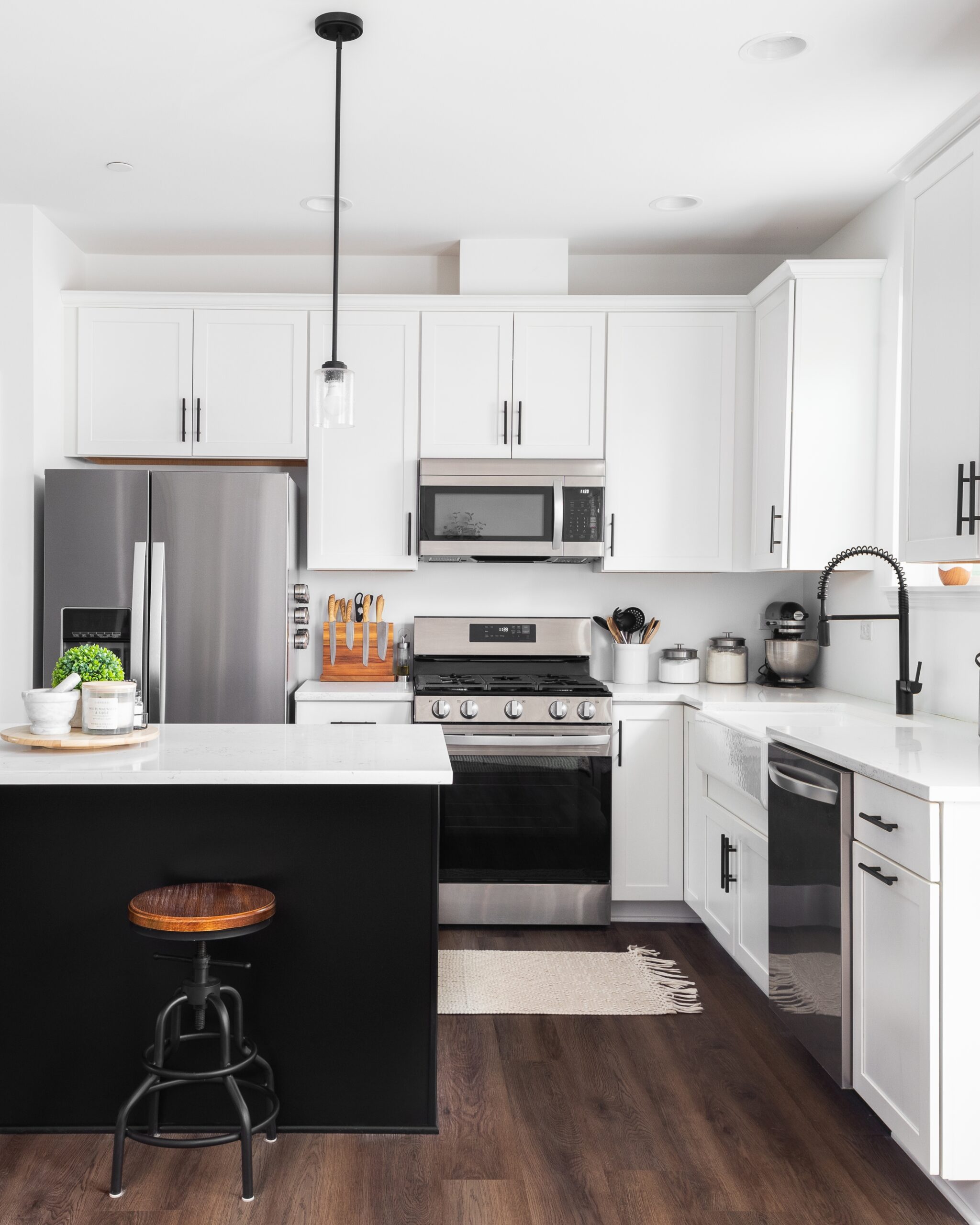 A,Modern,Farmhouse,Kitchen,With,White,Cabinets,And,A,Black